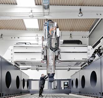 Gantry-type milling machine features dynamic toolchanger